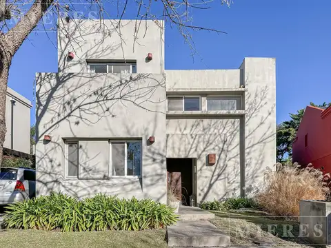 Casa en Venta con 2 cocheras