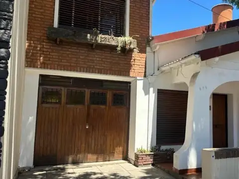 Casa en excelente ubicación, s/lote de 10x47, con galpón atrás de 260 m2