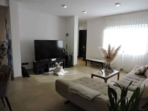 Casa 11 ambientes con 2 baños