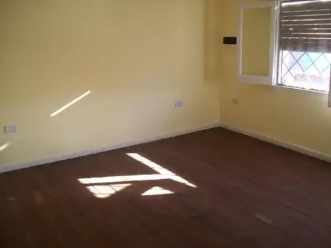 Hermosa casa al frente de 3 ambientes con terraza y parrilla