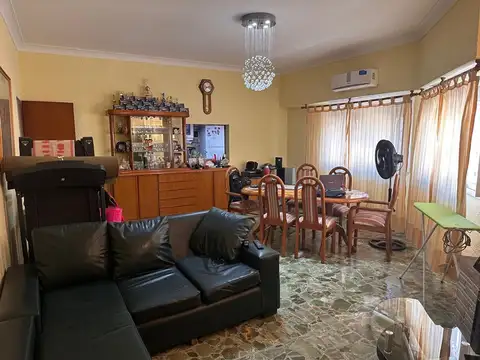 VENTA CASA 4 AMBIENTES CON TERRAZA EN FLORES