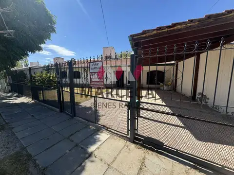 CASA EN VENTA EN BARRIO CARNAGHI DE 4 DORMITORIOS CON JARDIN