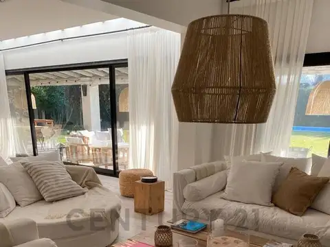 Lindísima casa En Santa Barbara. Lote Interno.