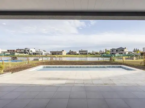 Casa de 4 ambientes a la laguna, en Club de Campo San Lucas. San Vicente.