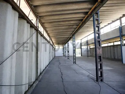 Galpón en venta en La Plata con casa de caseros