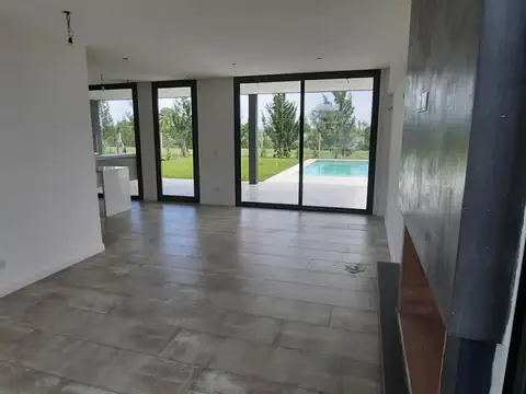 Casa en Venta con 4 cocheras