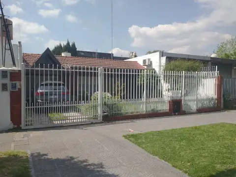 Casa Chalet 4 Ambientes en Venta - Moron Sur