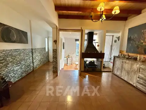 Casa 6 ambientes con 2 baños