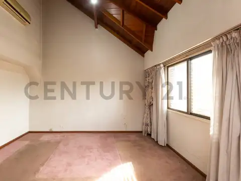 Casa con Quincho Piscina Jardin y garage - Permuta