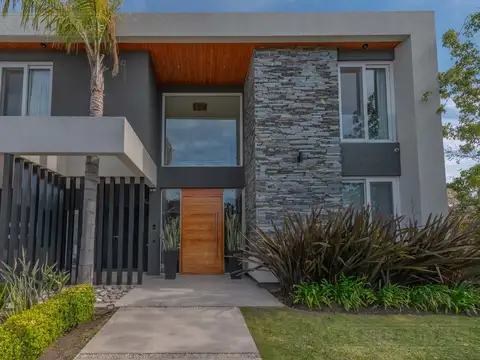 Casa en Venta con 2 cocheras