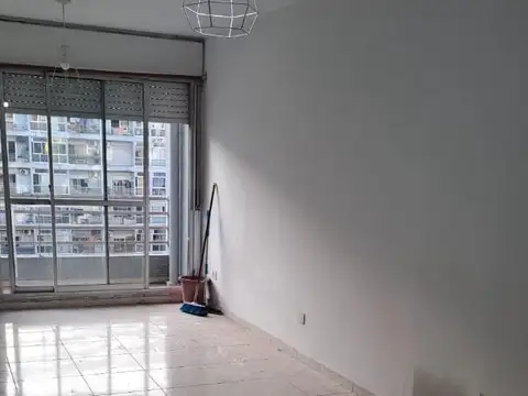 UN AMBIENTE AMPLIO Y LUMINOSO BALCON COCINA Y BÑO COMPLETO-