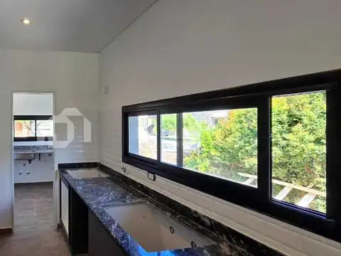 Casa 4 ambientes con 3 baños