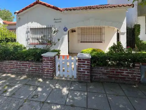 Casa en alquiler temporario - 2 Dormitorios 1 Baño - Mar de Ajó