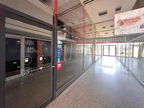 LOCAL 50m2 EN GALERIA SOBRE YRIGOYEN PACHECO CENTRO