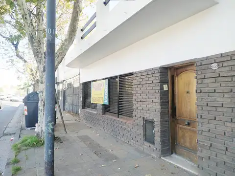 EXCELENTE CASA DE 3 AMB., BAÑO Y TOILETTE, PATIO, ESCRI. Y TERRAZA.. SE TOMA DPTO EN PARTE DE PAGO!