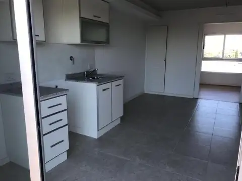 DEPARTAMENTO DE 2 AMB CON PATIO Y COCHERA EN 2DA RIVADAVIA