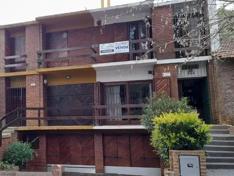 TRIPLEX CUATRO AMBIENTES CON GARAJE Y QUINCHO