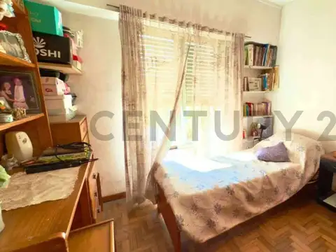 Casa dos dormitorios con cochera y quincho en venta - Villa Elvira