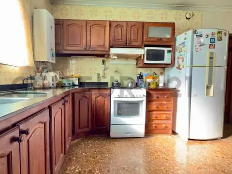 Casa dos dormitorios con cochera y quincho en venta - Villa Elvira