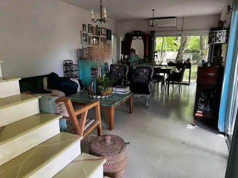 Casa 6 ambientes con 2 baños