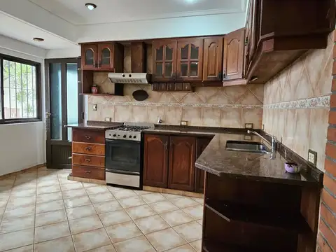 CASA TRIPLEX , Coch. 2 autos/ Quincho Zona Resid.