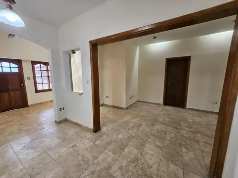 CASA TRIPLEX , Coch. 2 autos/ Quincho Zona Resid.