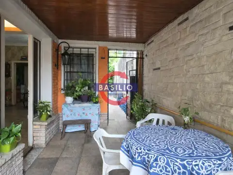 Casa 5 ambientes con 2 baños