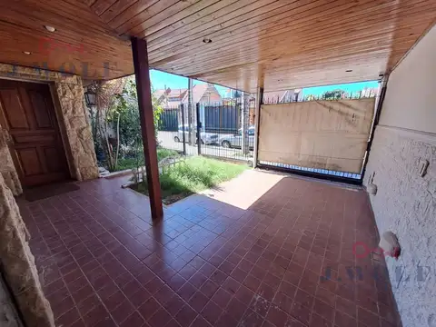 Casa 7 ambientes con 2 baños