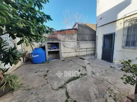 Casa 6 ambientes con 2 baños