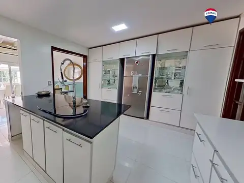 VENTA CASA 6 AMB EN ITUZAINGO CON JARDIN Y PISCINA