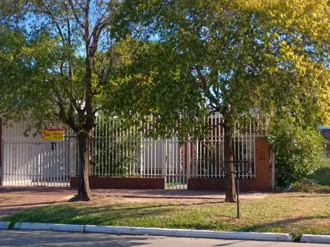 Casa ideal de 3 dormitorios sobre asfalto en Barranqueras