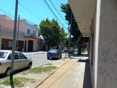 LOCAL EN ESQUINA A REFACCIONAR