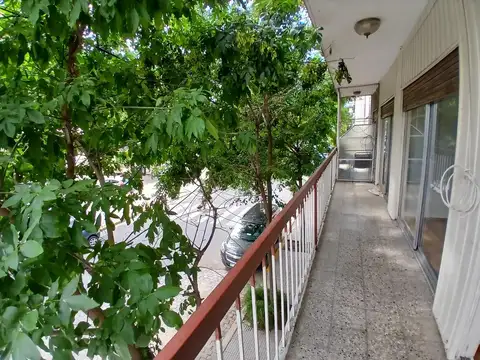 EXCELENTE DEPARTAMENTO DE 3 AMBIENTES CON BALCÒN CORRIDO