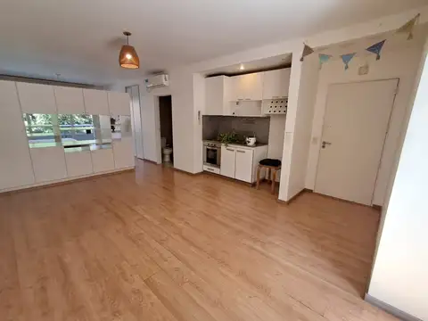 Amplio monoambiente divisible con patio y balcón