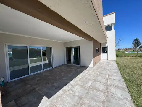 Casa 6 ambientes con 2 baños