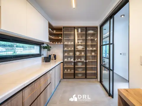 Casa 10 ambientes con 3 baños