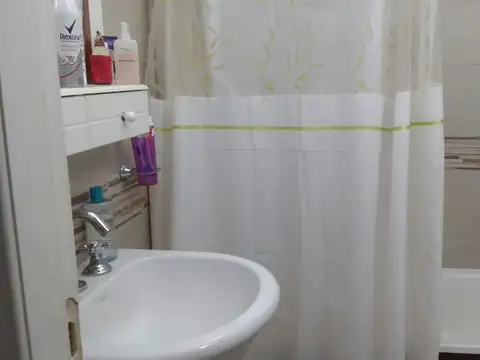 Chalet céntrico.  living comedor, 4 dormitorios, cocina, baño, quincho, garaje y jardín .