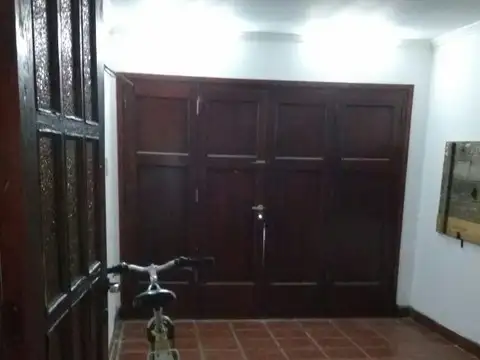 Chalet céntrico.  living comedor, 4 dormitorios, cocina, baño, quincho, garaje y jardín .