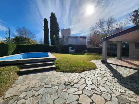 ¡Casa de 60m2 con pileta, lote de 20x21!