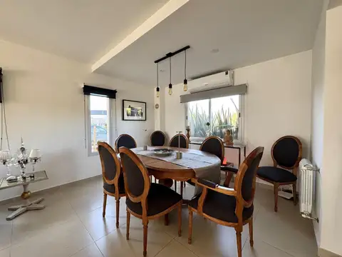 Casa 5 ambientes con 3 baños