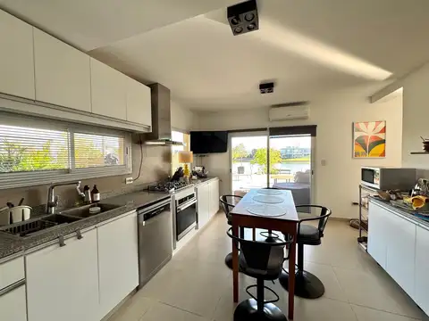 Casa en Alquiler con 2 cocheras