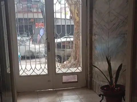 Av La Plata 2400, Piso 1