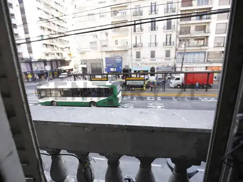 Oficina 8 ambientes con 4 baños