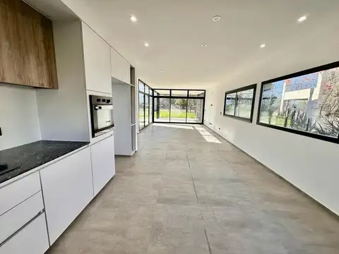 Casa 5 ambientes con 4 baños