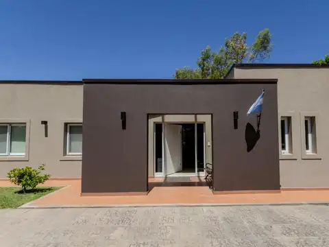 Av. Juan Pablo II  al 1600