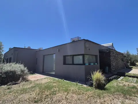 Casa en venta - 4 Dormitorios 1 Baño - Mendoza