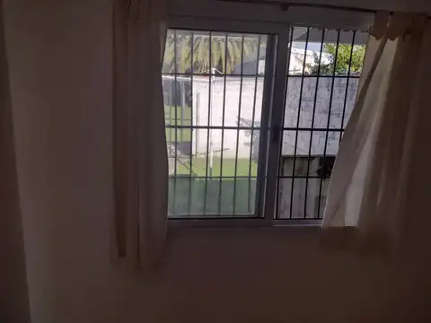 Casa sobre amplio lote actualmente convertida a 3 departamentos