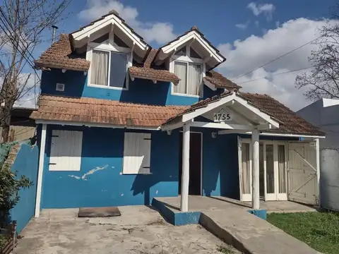 Casa sobre amplio lote actualmente convertida a 3 departamentos