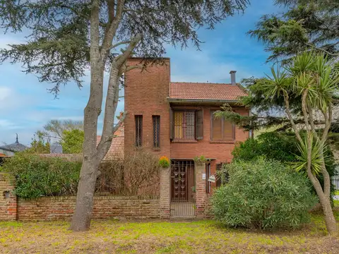 Casa en venta de 4 ambientes, garaje y parque en barrio Caisamar