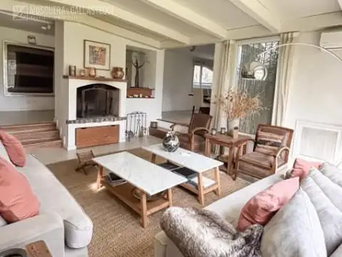 Casa en Alquiler con 2 cocheras